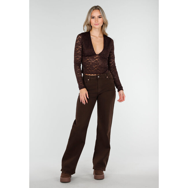 Braune Jeans mit weitem Bein