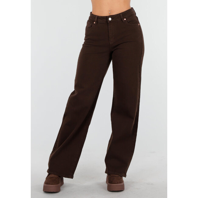 Braune Jeans mit weitem Bein