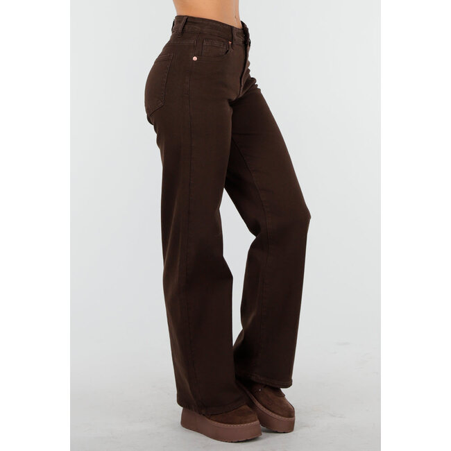 Braune Jeans mit weitem Bein