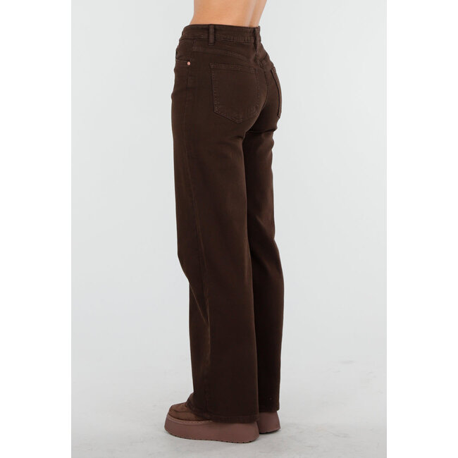 Braune Jeans mit weitem Bein