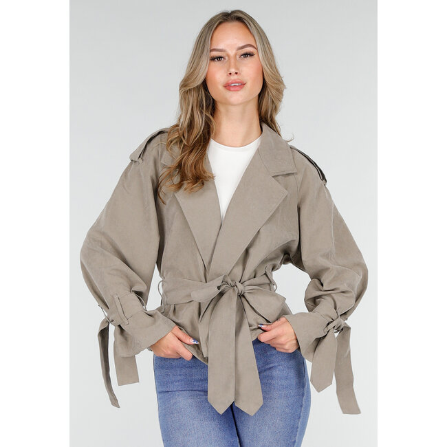 Beigefarbene, kurz geschnittene Trenchcoat-Jacke mit Kordelzuggürtel