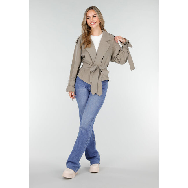 Beigefarbene, kurz geschnittene Trenchcoat-Jacke mit Kordelzuggürtel