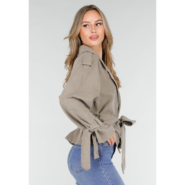 Beigefarbene, kurz geschnittene Trenchcoat-Jacke mit Kordelzuggürtel