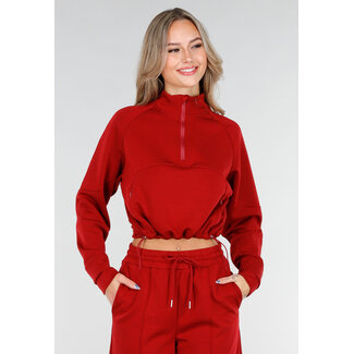 Roter Pullover mit halbem Reißverschluss