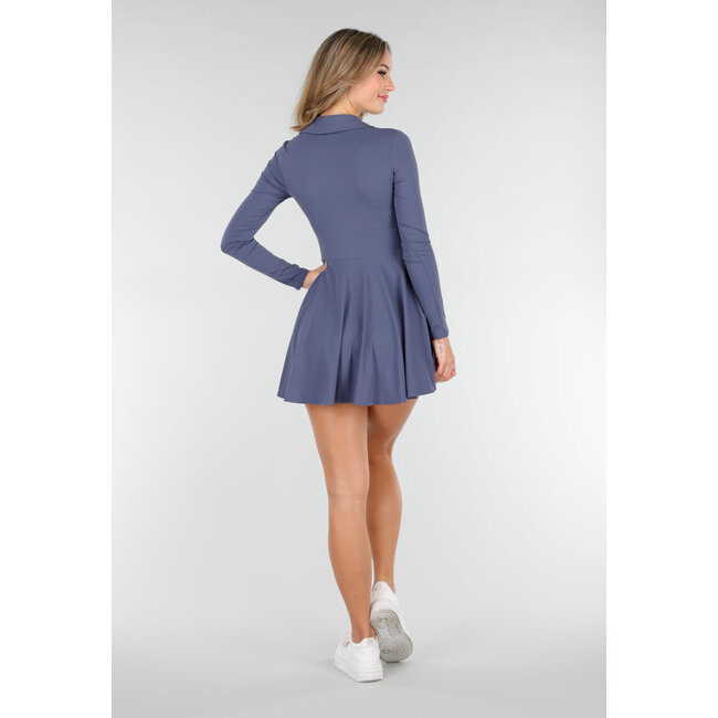 Blaues Tenniskleid mit Kragen und passender Hose