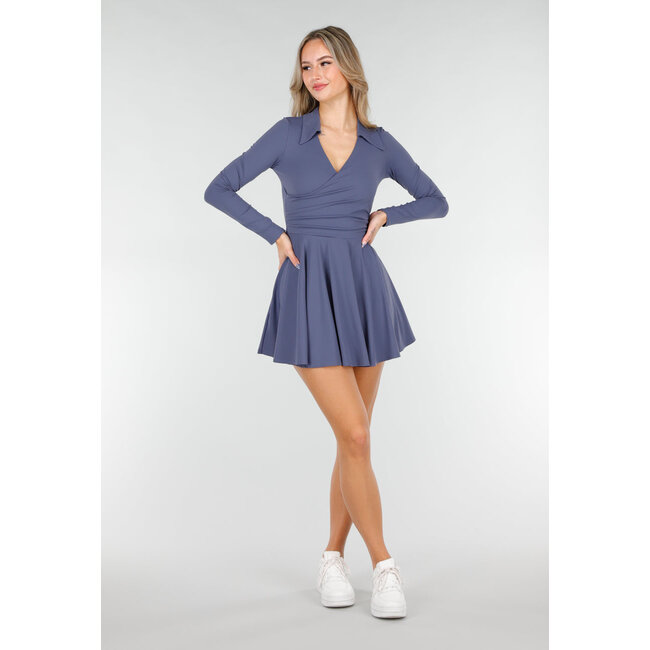 Blaues Tenniskleid mit Kragen und passender Hose