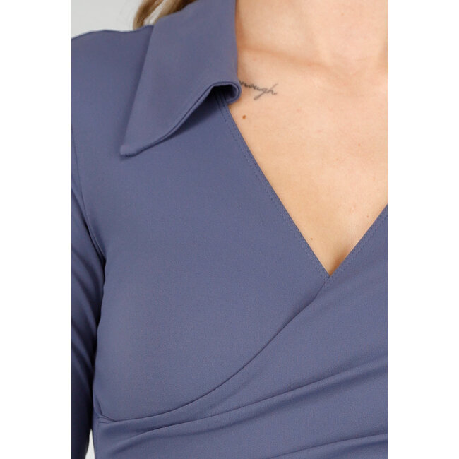 Blaues Tenniskleid mit Kragen und passender Hose