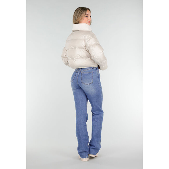 Kurze Steppjacke mit Wollkragen und Knöpfen