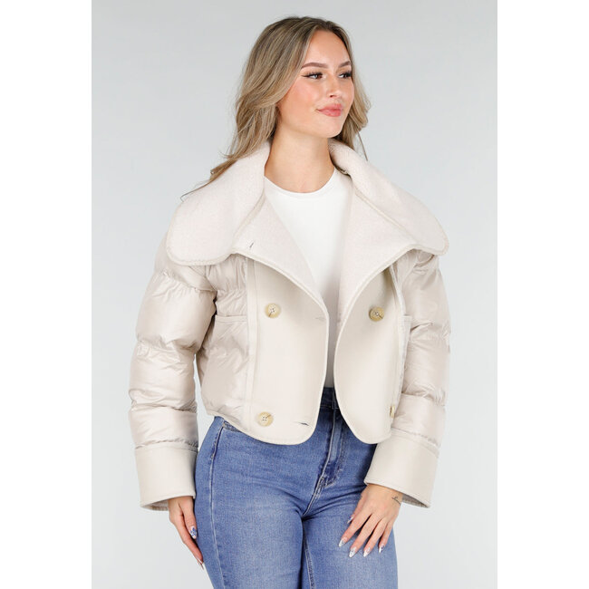 Kurze Steppjacke mit Wollkragen und Knöpfen