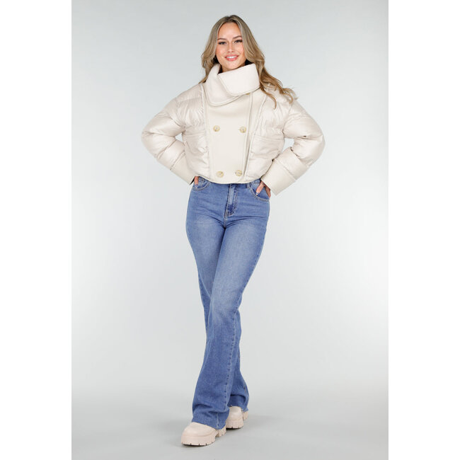 Kurze Steppjacke mit Wollkragen und Knöpfen