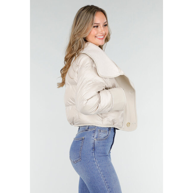 Kurze Steppjacke mit Wollkragen und Knöpfen