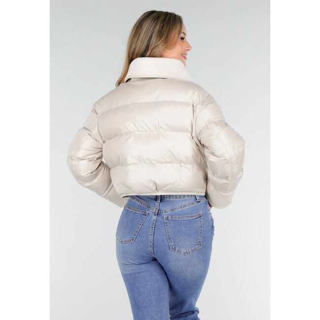 Kurze Steppjacke mit Wollkragen und Knöpfen