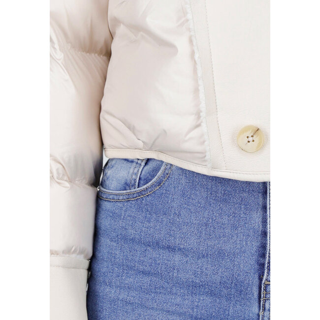 Kurze Steppjacke mit Wollkragen und Knöpfen