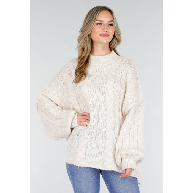 Cremefarbener Strickpullover mit Zopfmuster und Puffärmeln
