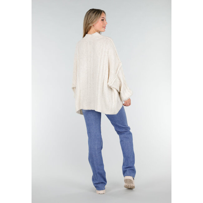 Cremefarbener Strickpullover mit Zopfmuster und Puffärmeln