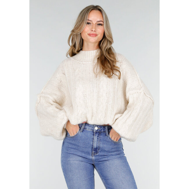 Cremefarbener Strickpullover mit Zopfmuster und Puffärmeln
