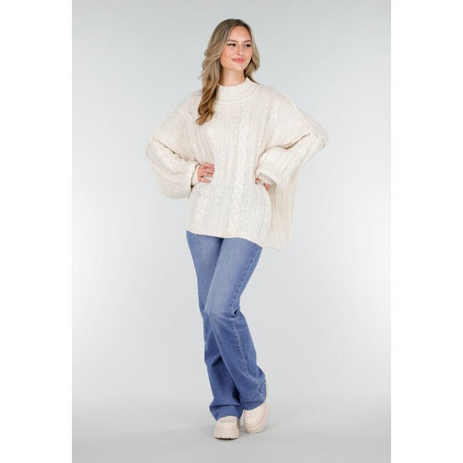 Cremefarbener Strickpullover mit Zopfmuster und Puffärmeln