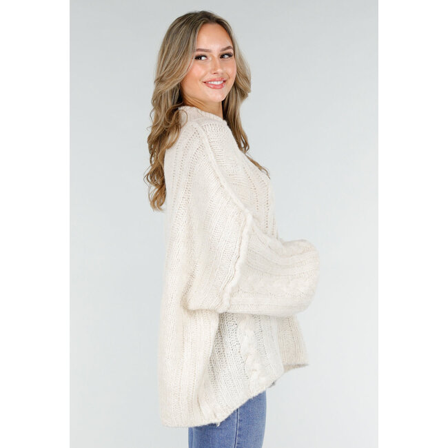 Cremefarbener Strickpullover mit Zopfmuster und Puffärmeln