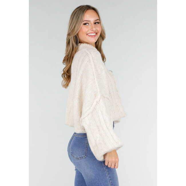 Cremefarbener Strickpullover mit Zopfmuster und Puffärmeln
