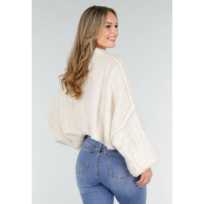 Cremefarbener Strickpullover mit Zopfmuster und Puffärmeln