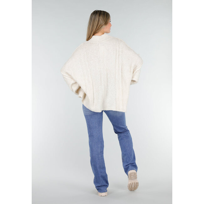 Cremefarbener Strickpullover mit Zopfmuster und Puffärmeln