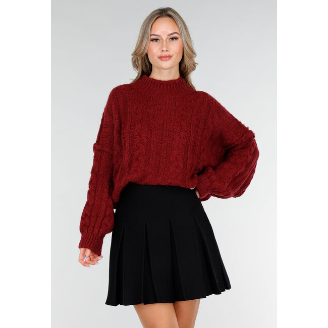 Bordeauxroter Strickpullover mit Zopfmuster und Puffärmeln