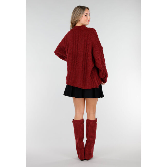 Bordeauxroter Strickpullover mit Zopfmuster und Puffärmeln