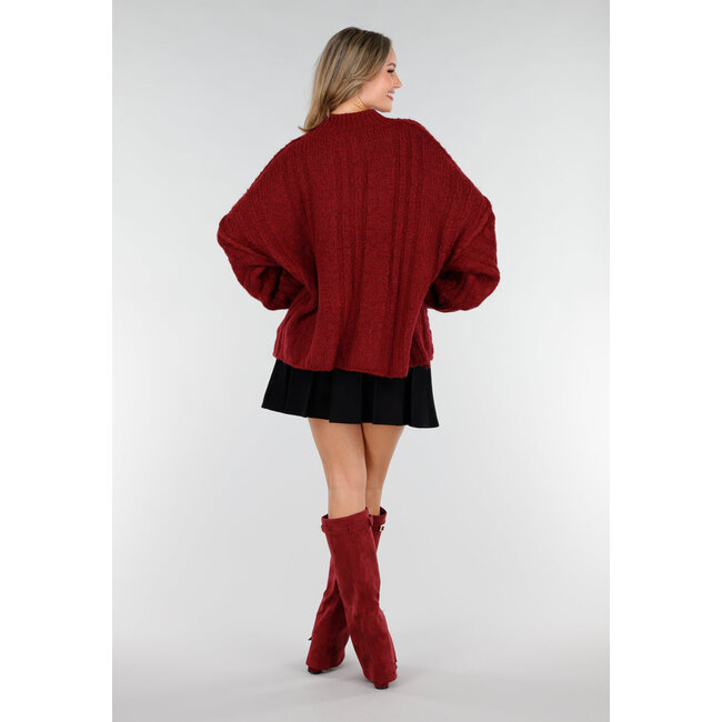 Bordeauxroter Strickpullover mit Zopfmuster und Puffärmeln