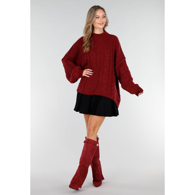 Bordeauxroter Strickpullover mit Zopfmuster und Puffärmeln