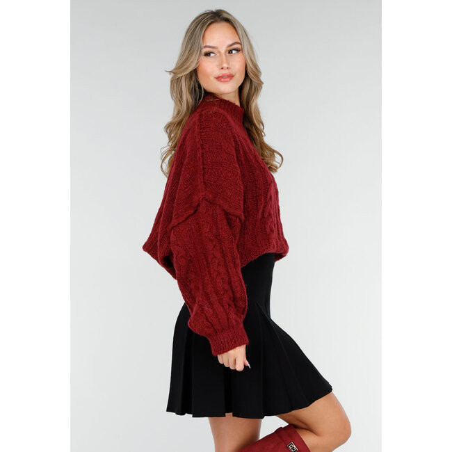 Bordeauxroter Strickpullover mit Zopfmuster und Puffärmeln