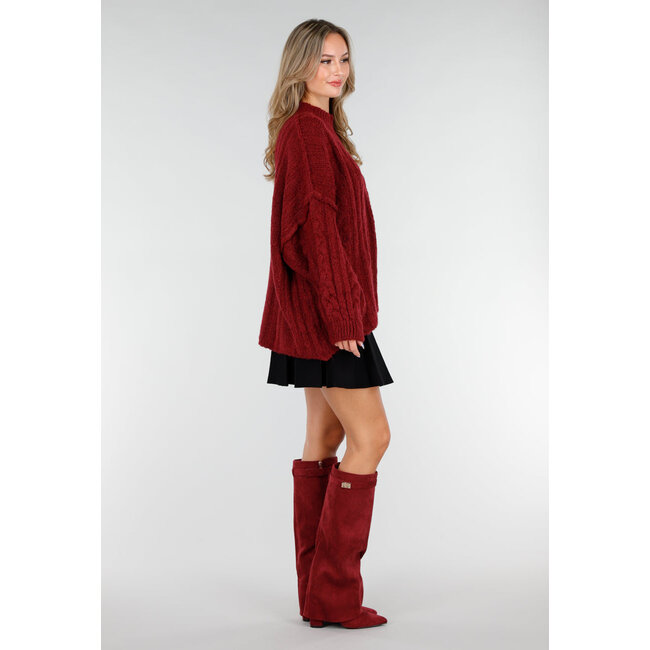 Bordeauxroter Strickpullover mit Zopfmuster und Puffärmeln