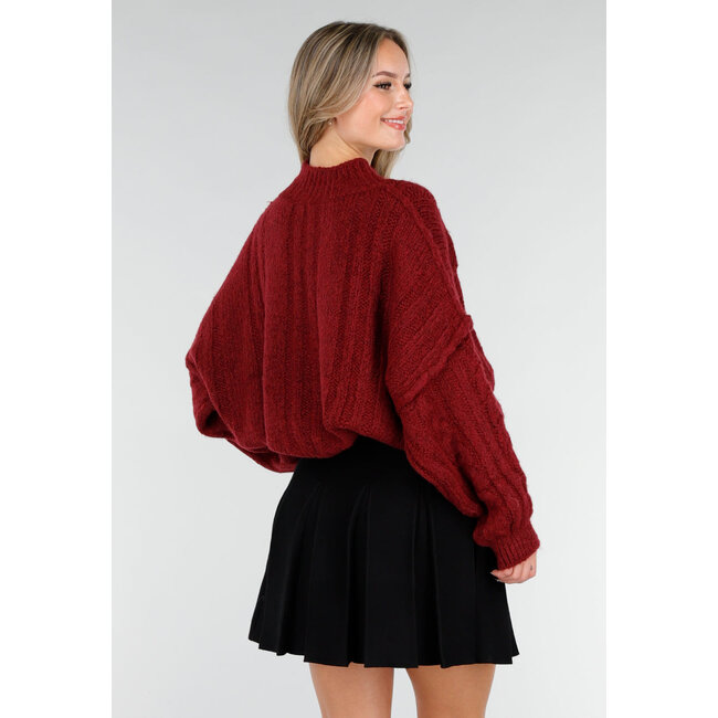 Bordeauxroter Strickpullover mit Zopfmuster und weiten Ärmeln