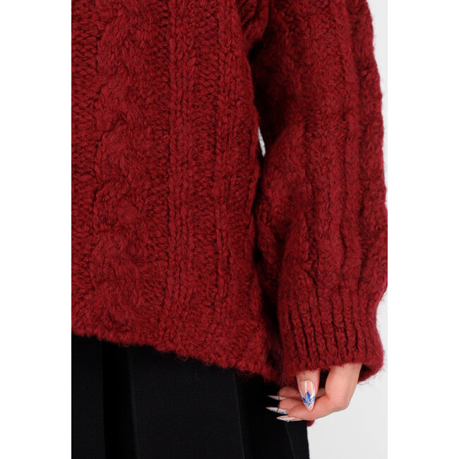 Bordeauxroter Strickpullover mit Zopfmuster und weiten Ärmeln