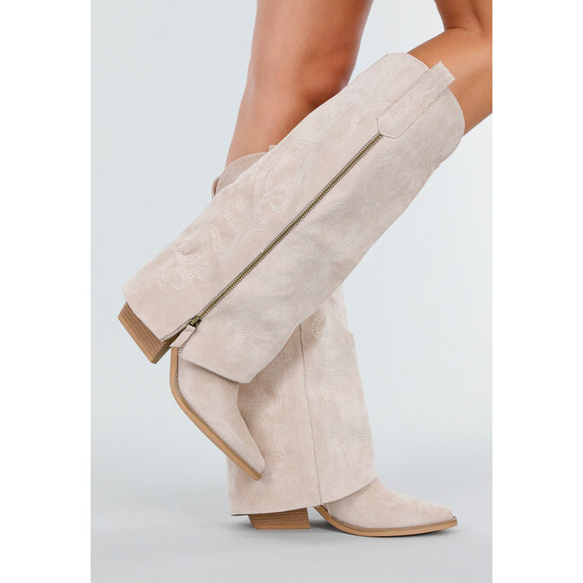 Beigefarbene Cowboystiefel im Wildleder-Look mit Ziernähten