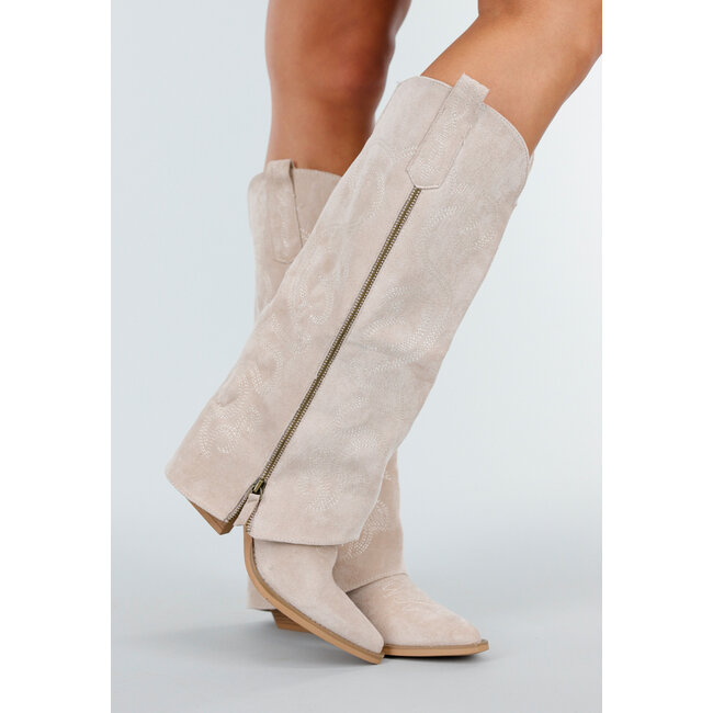 Beigefarbene Cowboystiefel im Wildleder-Look mit Ziernähten