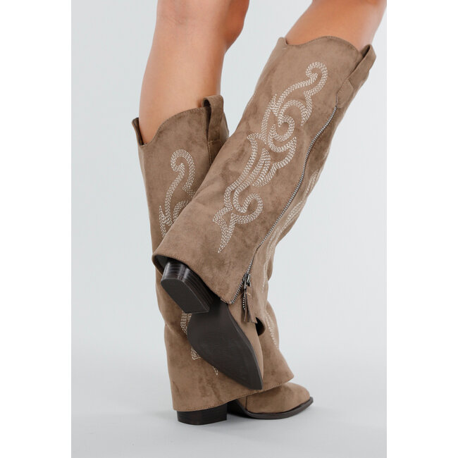 Taupefarbene Cowboystiefel mit Stickerei und Wildlederoptik