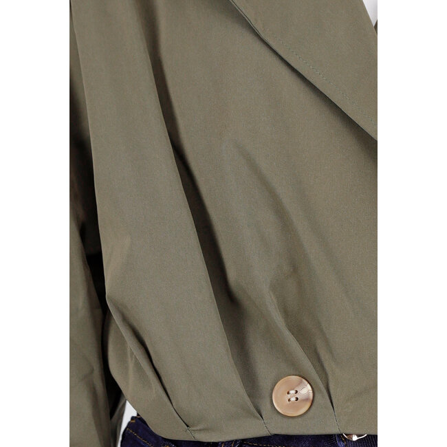 Cropped Trenchcoat Olivgrün mit breitem Revers und doppelter Knopfleiste