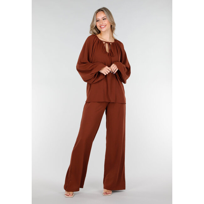 Terrakottafarbene Stretchbluse mit Schleifenverschluss und weiten Ärmeln