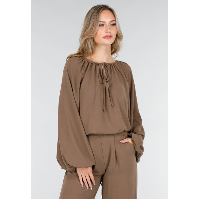 Braune Stretchbluse mit Schleifenverschluss und weiten Ärmeln