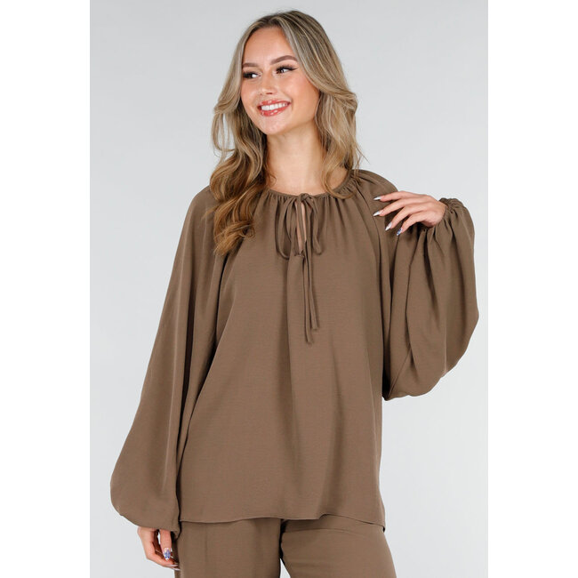 Braune Stretchbluse mit Schleifenverschluss und weiten Ärmeln