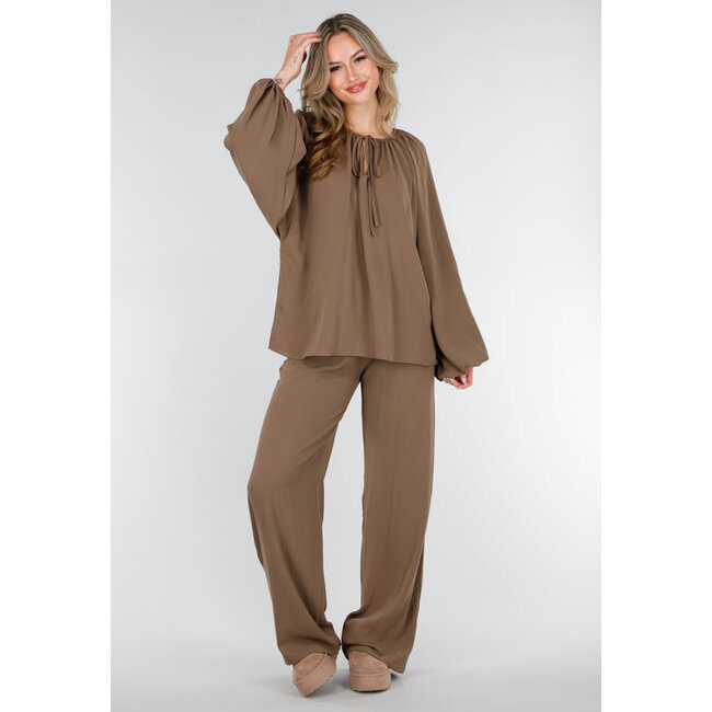 Braune Stretchbluse mit Schleifenverschluss und weiten Ärmeln