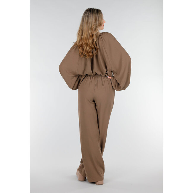 Braune Stretchbluse mit Schleifenverschluss und weiten Ärmeln
