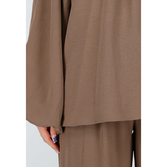 Braune Stretchbluse mit Schleifenverschluss und weiten Ärmeln
