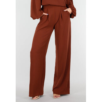 Rote Hose in Leinenoptik