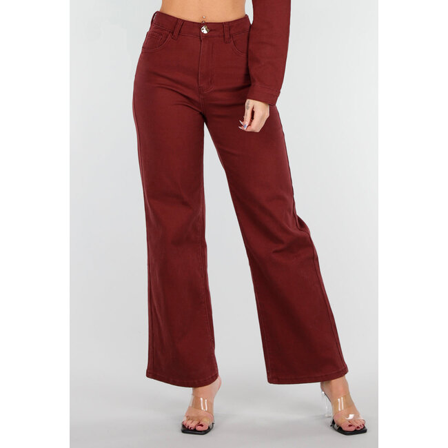 Bordeauxrote High-Waist-Jeans mit geradem Bein und goldfarbenem Knopf