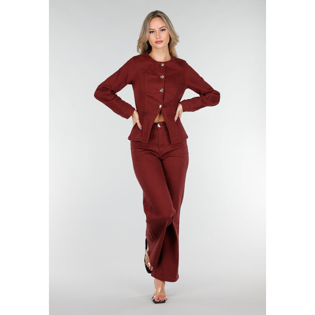 Bordeauxrote High-Waist-Jeans mit geradem Bein und goldfarbenem Knopf