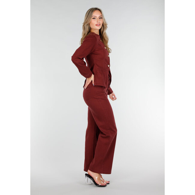 Bordeauxrote High-Waist-Jeans mit geradem Bein und goldfarbenem Knopf