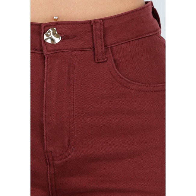 Bordeauxrote High-Waist-Jeans mit geradem Bein und goldfarbenem Knopf