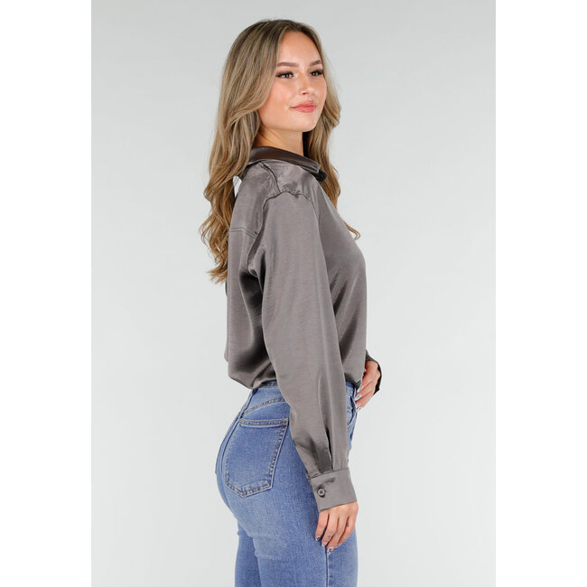 Satinbluse grau mit langen Ärmeln und Knopfleiste