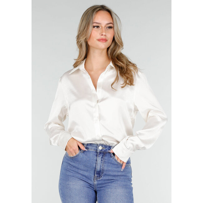 Weiße Satinbluse mit langen Ärmeln und Knopfleiste